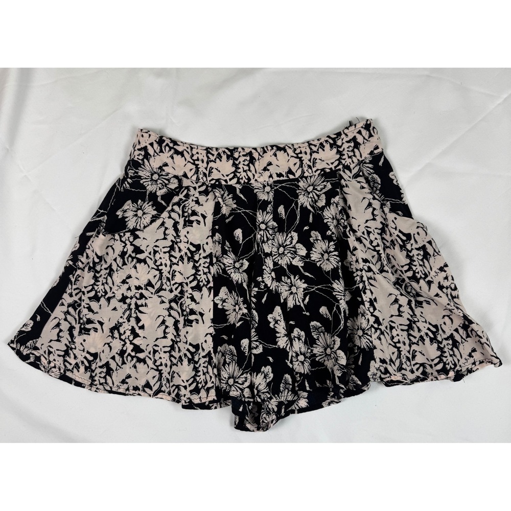 Free People Black Cream Floral High Waisted Shorts Size 2 Side‎ Zip Pocket